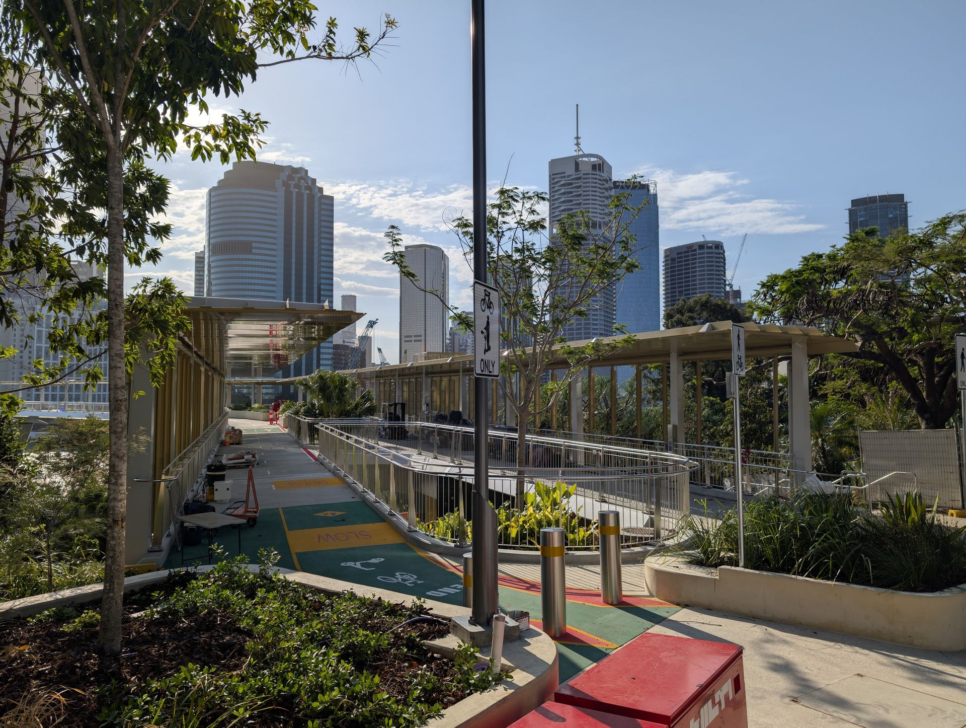 The Kangaroo Point end has clearly separated bike and pedestrian lanes