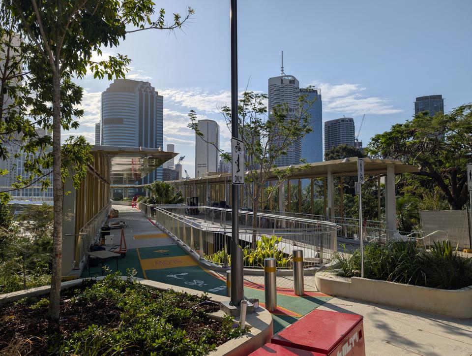 The Kangaroo Point end has clearly separated bike and pedestrian lanes