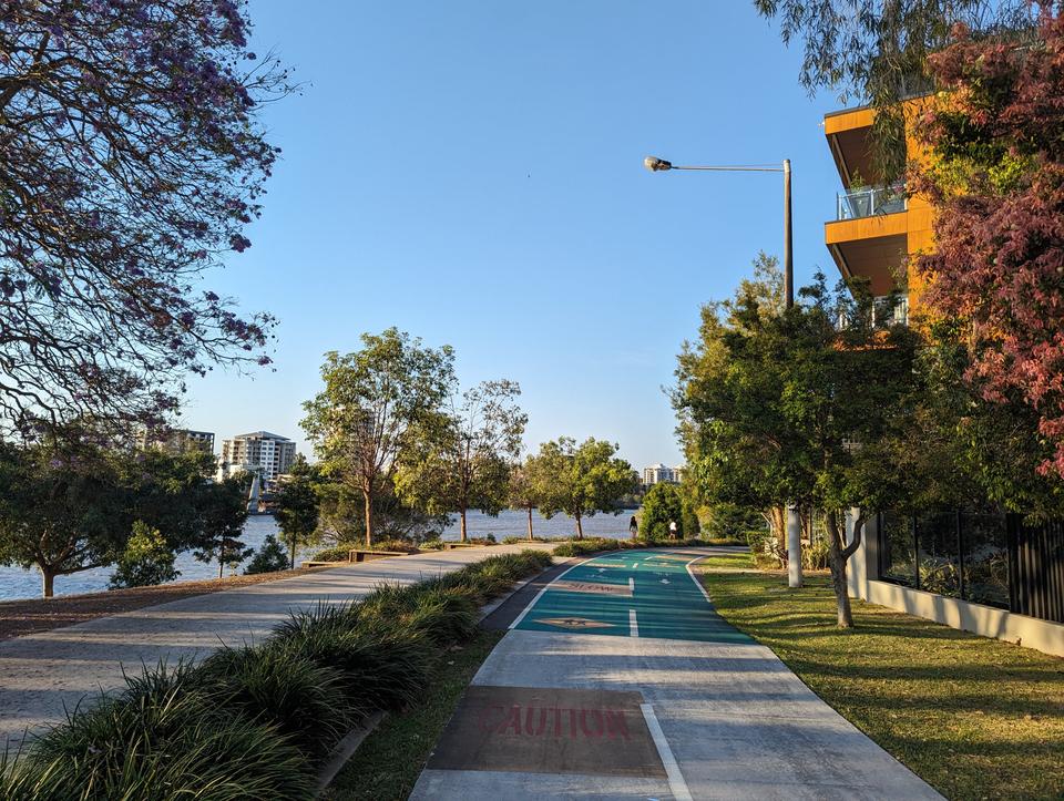 The bikeway curves downhill toward the Brisbane River